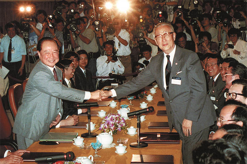 1993年4月27日，海协会会长汪道涵与海基会董事长辜振甫在