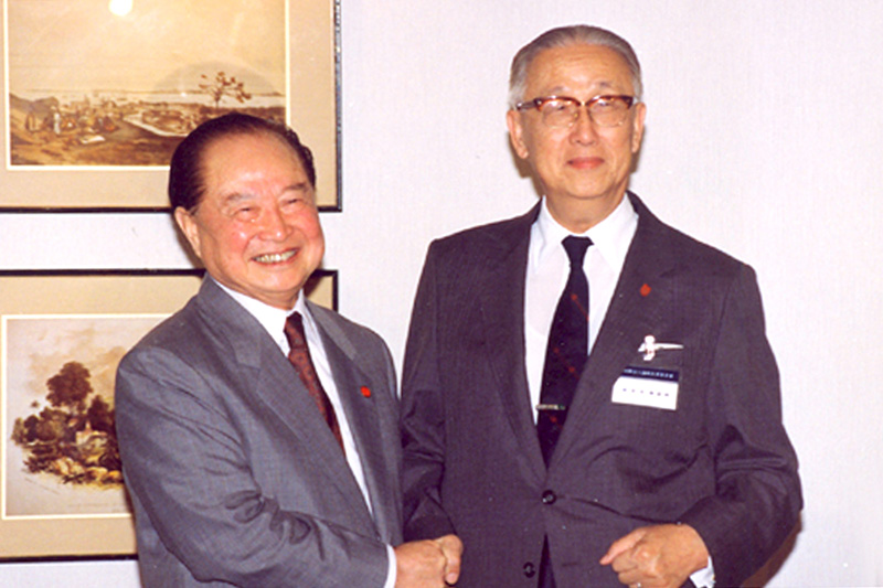 1993年4月27日，汪道涵先生和辜振甫先生在新加坡举行海内