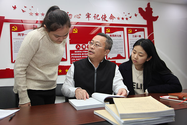 北京市观韬（济南）律师事务所戚保华主任对青年律师做好传帮带a