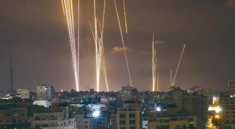 哈马斯向以色列发射大量火箭弹