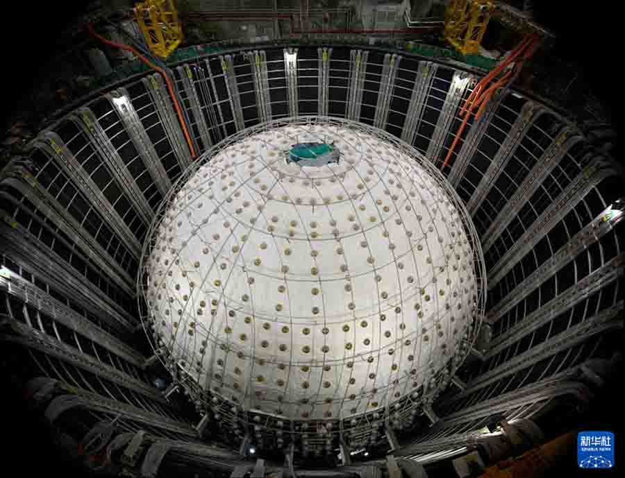 建设中的江门中微子实验中心探测器（拼接照片，2024年10月