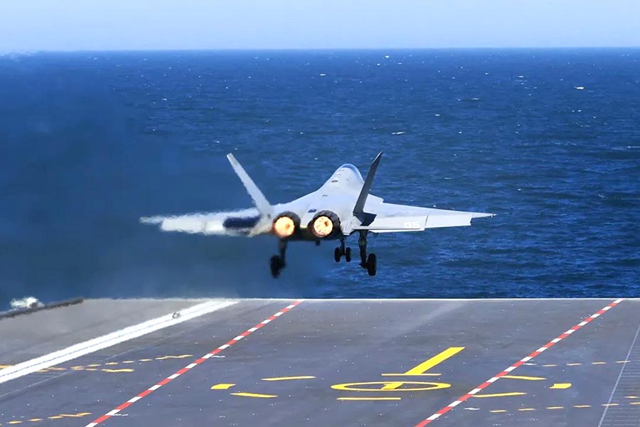 歼-35舰载战斗机在海军福建舰电磁弹射起飞，这是战机离舰瞬间